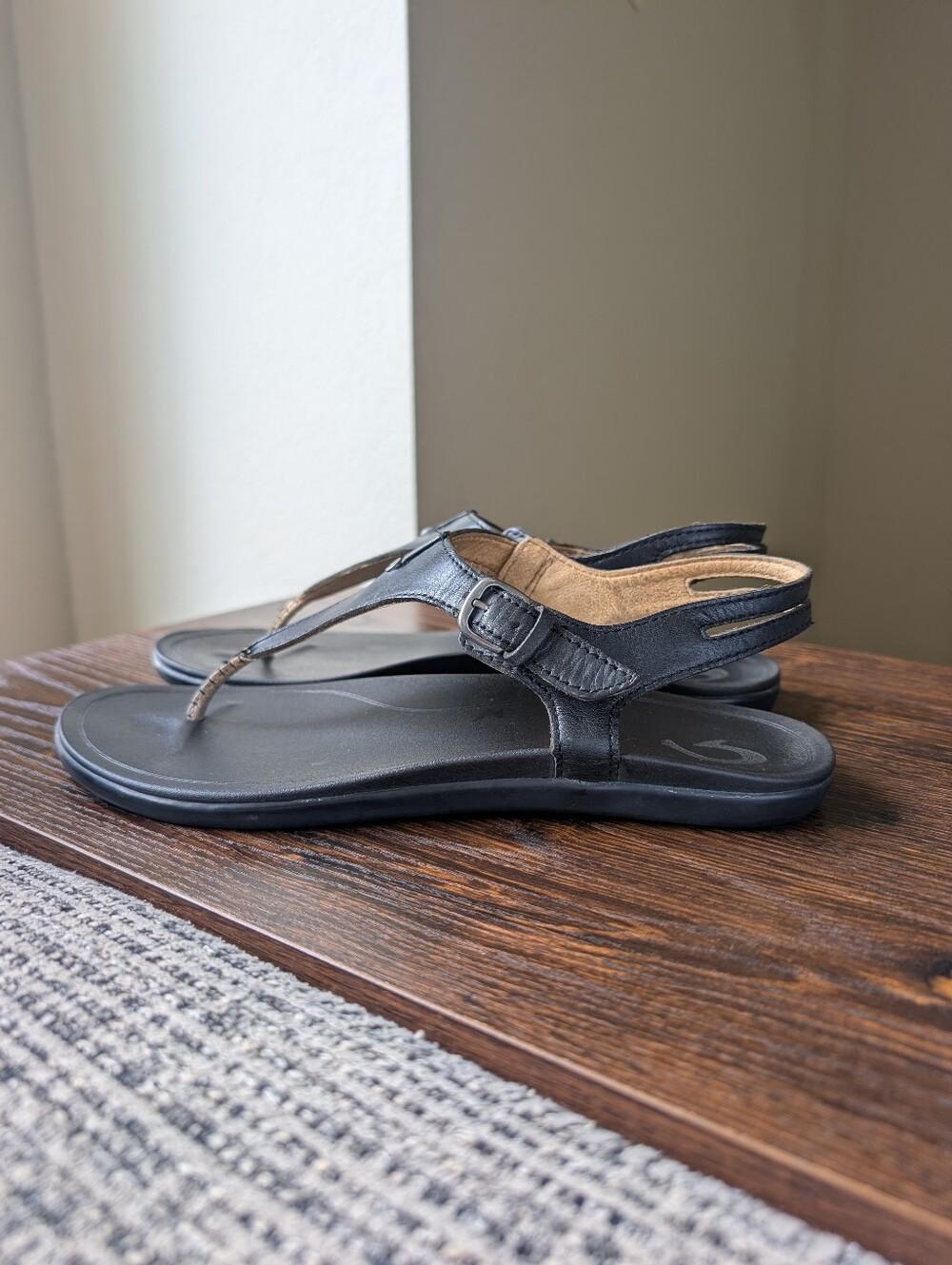 Olukai Eheu Black Leather T Strap Thong  Flat Sandals